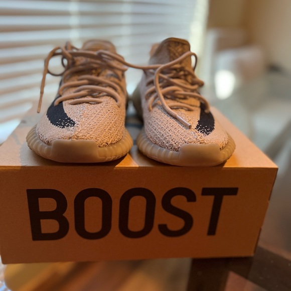 Yeezy 350 V2 - Picture 4 of 6